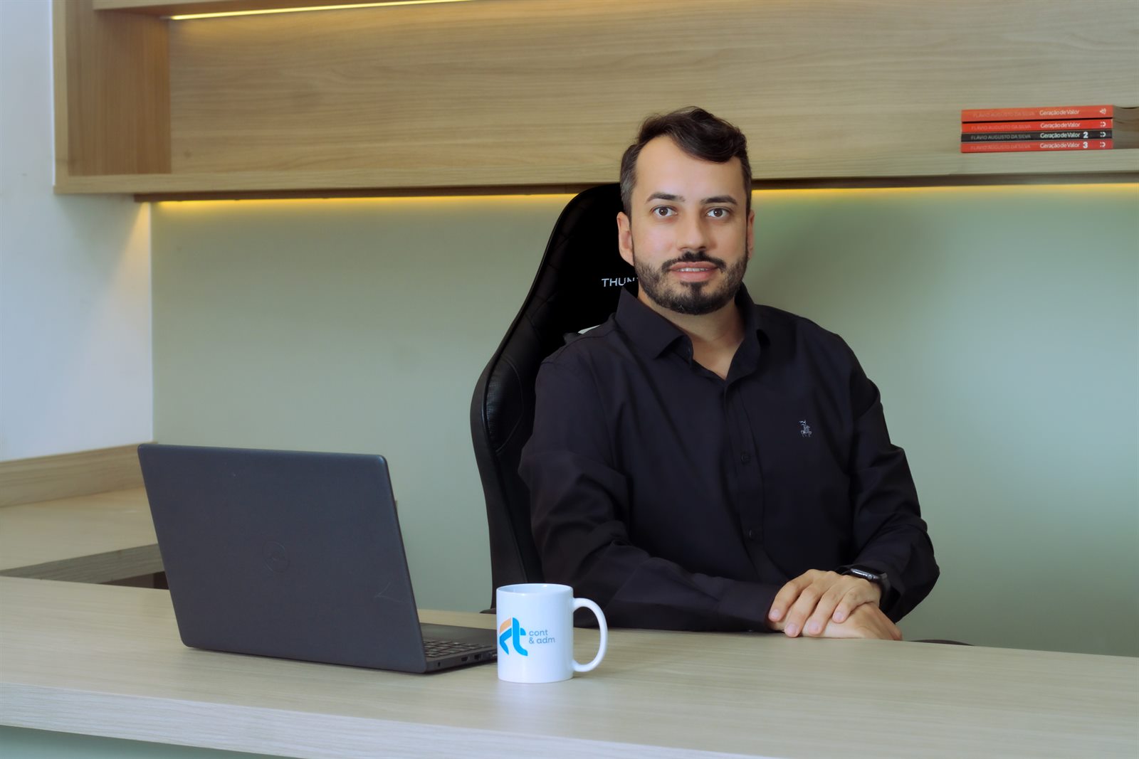 Fabio Toledo no escritório da FT Contabilidade, em Chapada Gaúcha (MG)